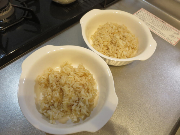 玄米ごはんをグラタン皿に盛り付け