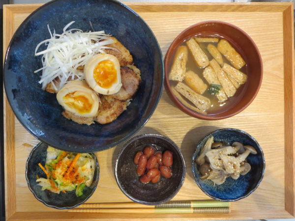 炙りチャーシュー丼の献立