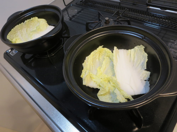 土鍋に白菜を敷く
