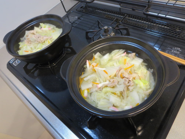 土鍋で野菜と豚肉を煮る