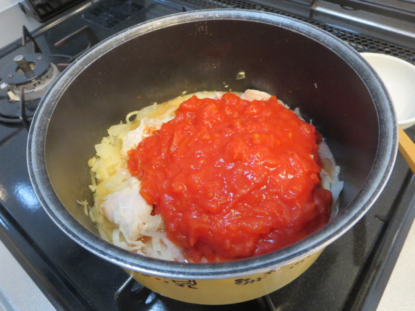 鶏肉と玉ねぎを炒めた中にトマト缶