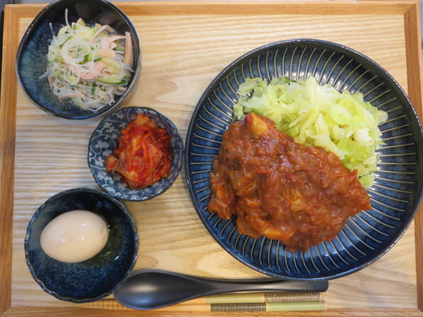 チキントマトカレー、焼キャベツ添えの献立