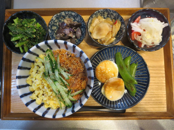 炒りたまごと鮭フレークの2色丼の献立