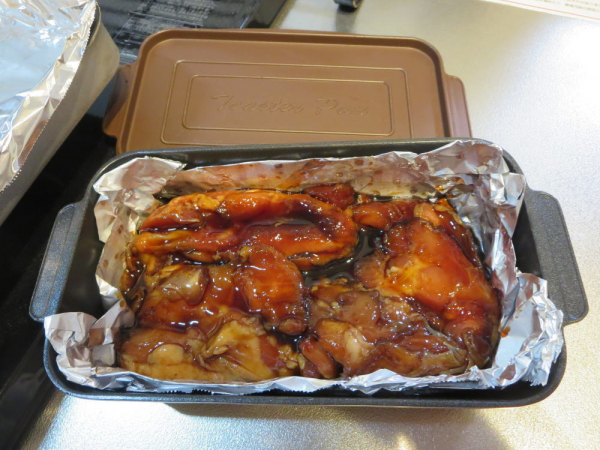 ヨシダグルメソースで漬け込んだ鶏もも肉をトースターパンで焼く