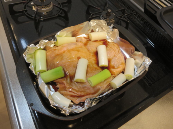 漬け込んだ鶏もも肉と、長ネギを魚焼きグリルで焼く