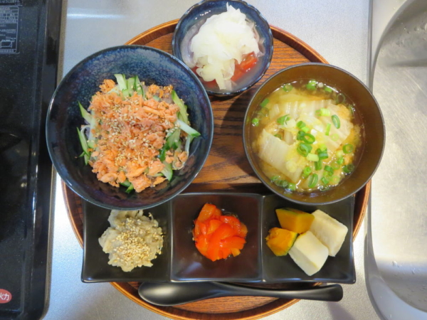 鮭フレーク丼の献立