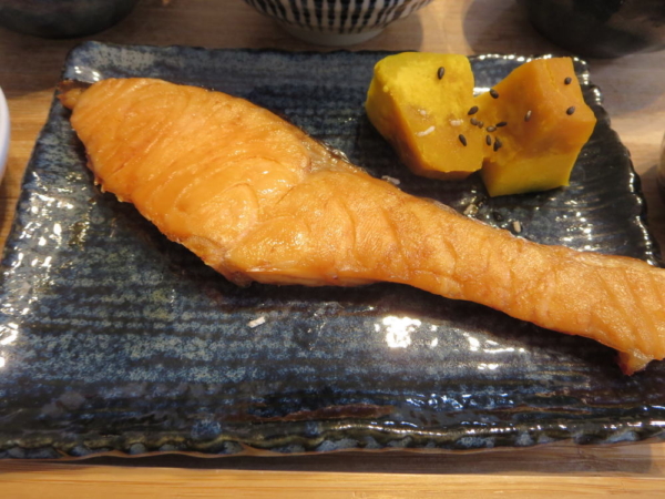 焼魚(塩鮭)、かぼちゃ