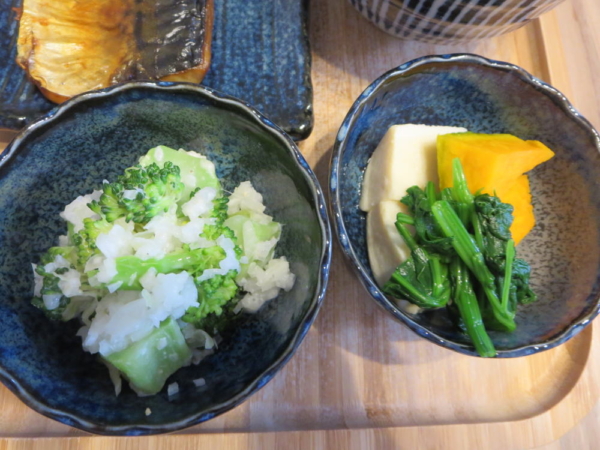 ブロッコリーのサラダ、高野豆腐煮