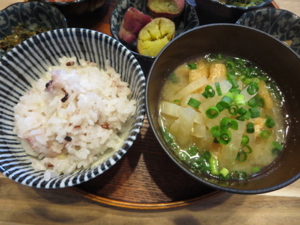 ごはん(古代米3種入り)、味噌汁