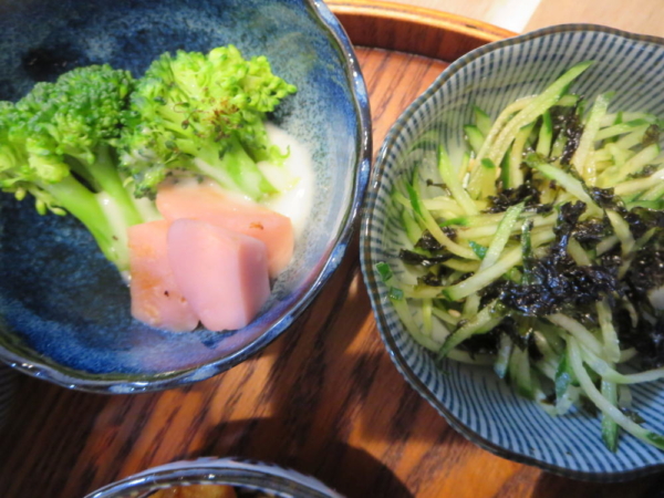 ブロッコリーと魚肉ソーセージ、きゅうりと韓国海苔ふりかけ和え