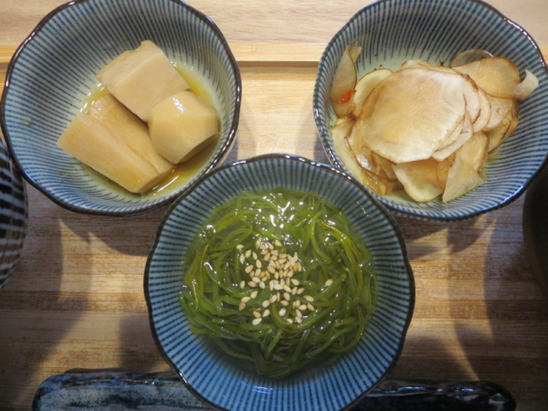 里芋煮、味付めかぶ、菊芋の甘酢醬油漬け