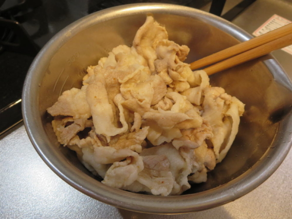 炒めにんにく醤油鍋つゆで茹でた豚肉