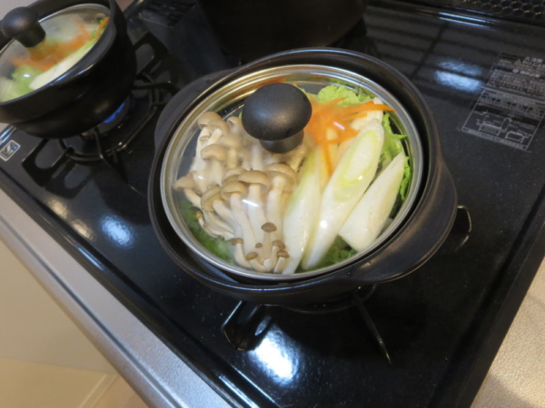 野菜を炒めにんにく醤油鍋つゆで煮る