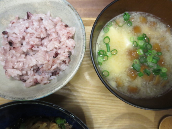 ごはん(黒米入り)、味噌汁(なめこ、豆腐)