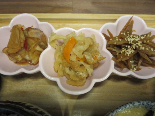 菊芋の甘酢醤油漬け、切り干し大根の煮物、金平ごぼう