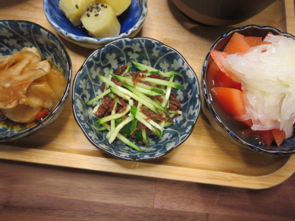 菊芋の甘酢醤油漬け、あみ佃煮ときゅうりの和え物、トマトの酢玉ねぎのせ
