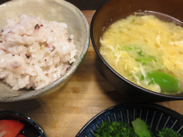 ごはん(雑穀米入り)、味噌汁