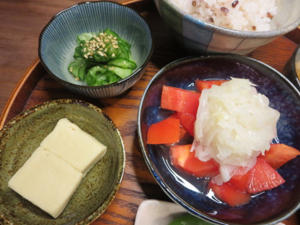 塩もみきゅうり、高野豆腐の含め煮、トマトの酢玉ねぎのせ