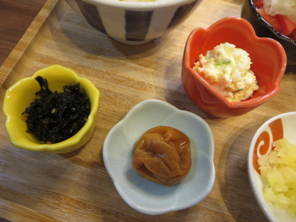 韓国海苔ふりかけ、梅干、ポテサラ