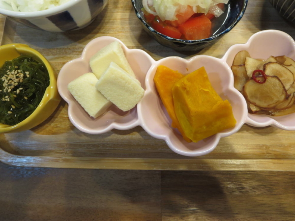 味付めかぶ、高野豆腐の含め煮、かぼちゃ、菊芋の甘酢醤油漬け