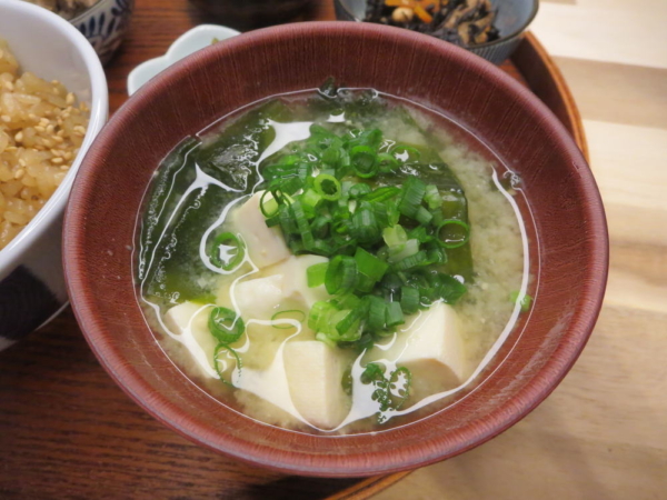 味噌汁(豆腐、わかめ、小葱)