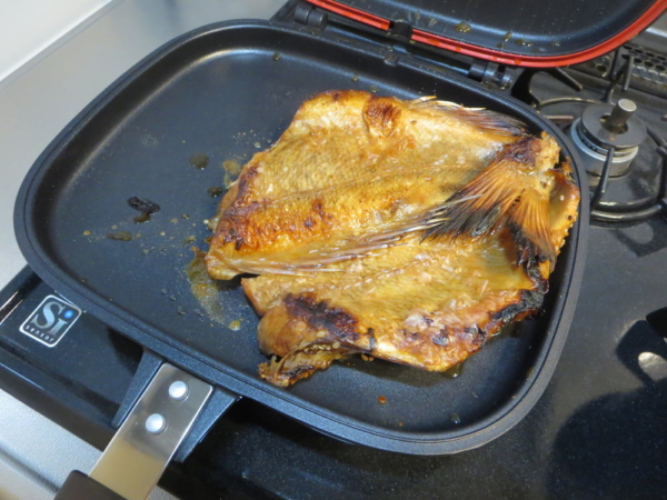 赤魚のしょう油漬けはハッピークッカーグルメパンで焼きました