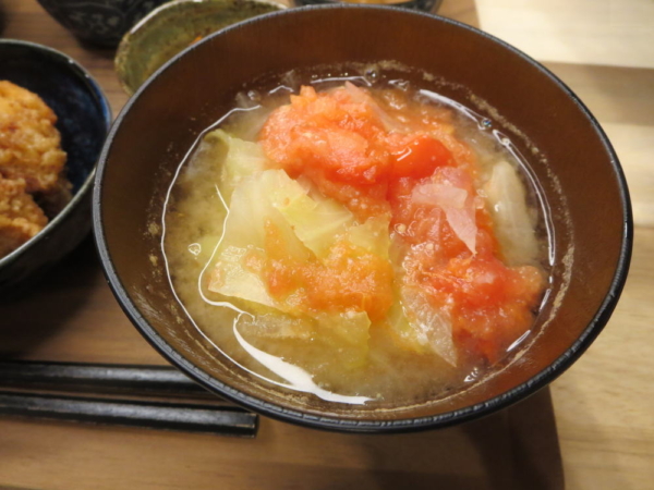 味噌汁(トマト、キャベツ、玉ねぎ)