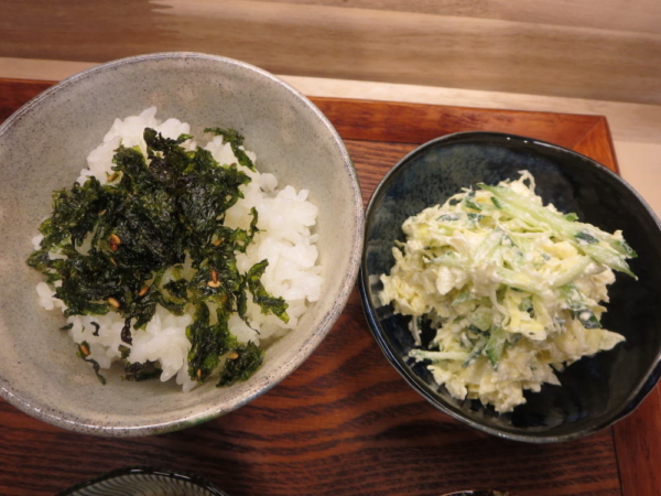 ごはん＋韓国海苔ふりかけ、コールスローのカッテージチーズサラダ