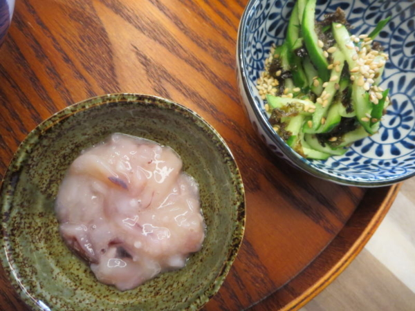 塩辛、酢の物(千切りきゅうり、韓国海苔ふりかけ)
