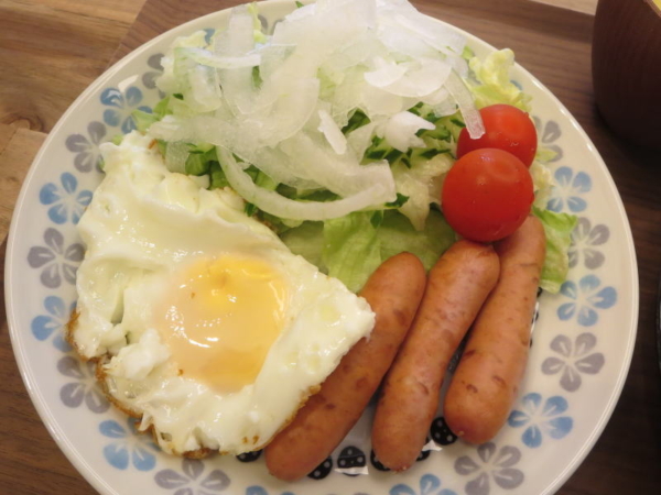 目玉焼き、ウインナー、野菜サラダ