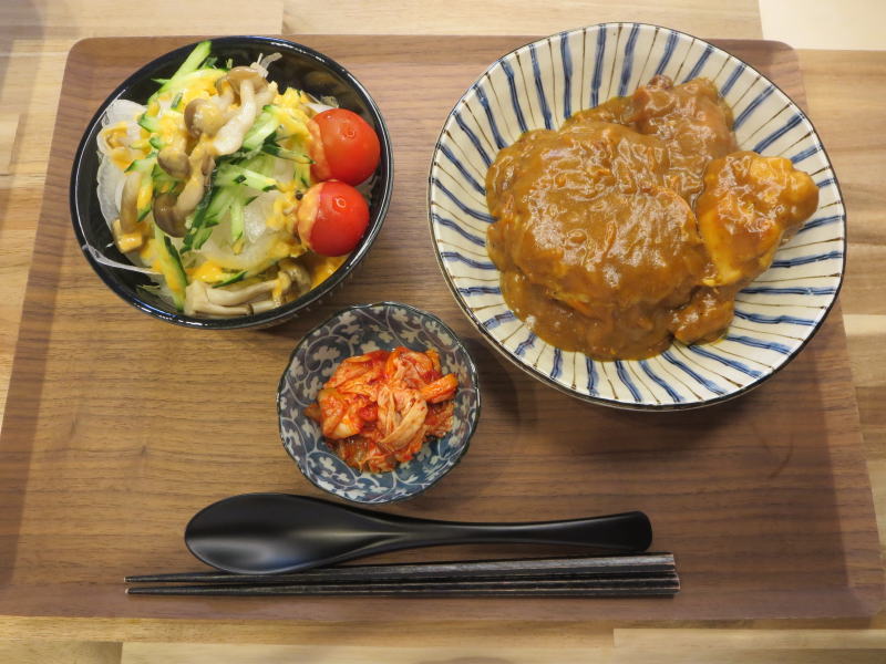 鶏手羽カレーの献立