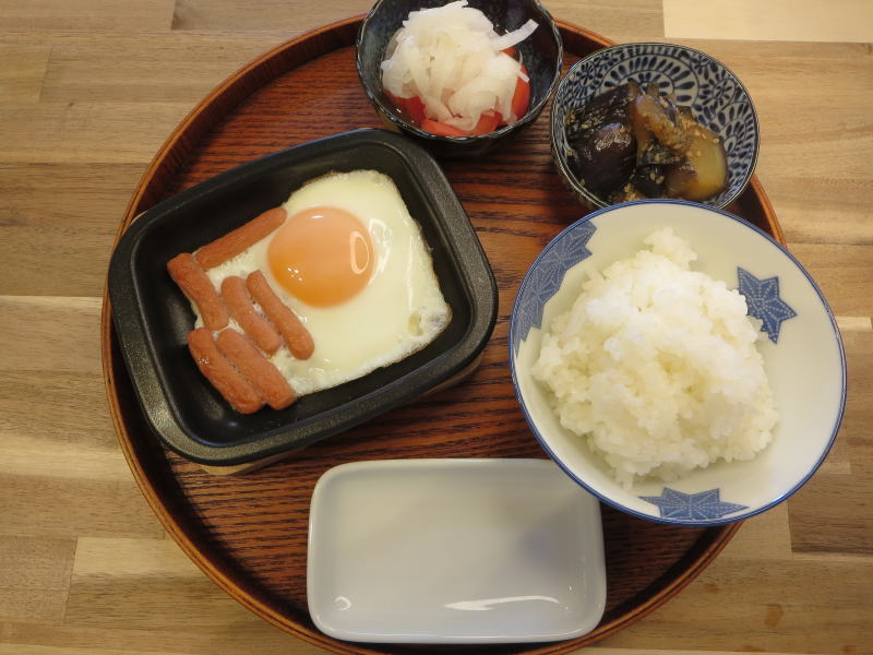 目玉焼きとポークビッツの献立