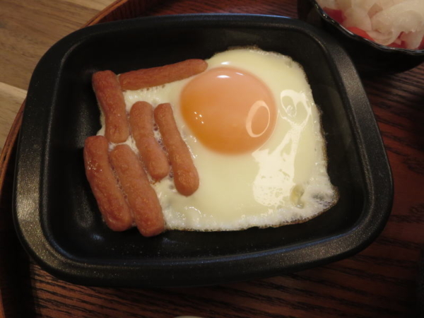 目玉焼きとポークビッツ