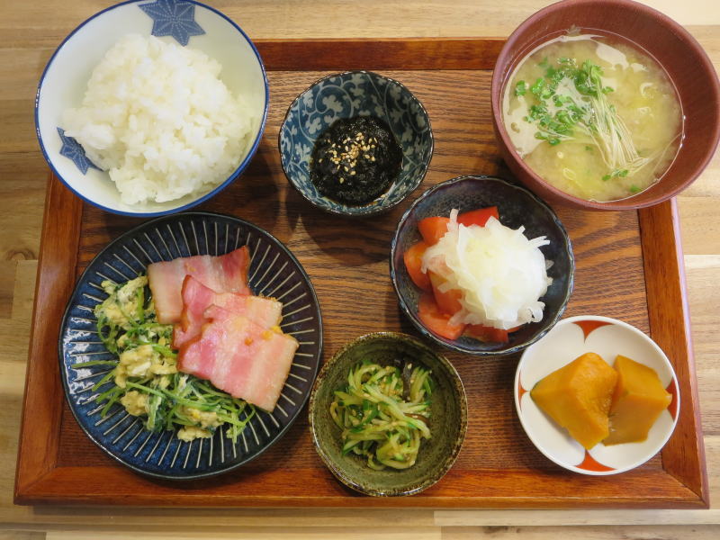 豆苗とたまごのソテーとベーコンの献立