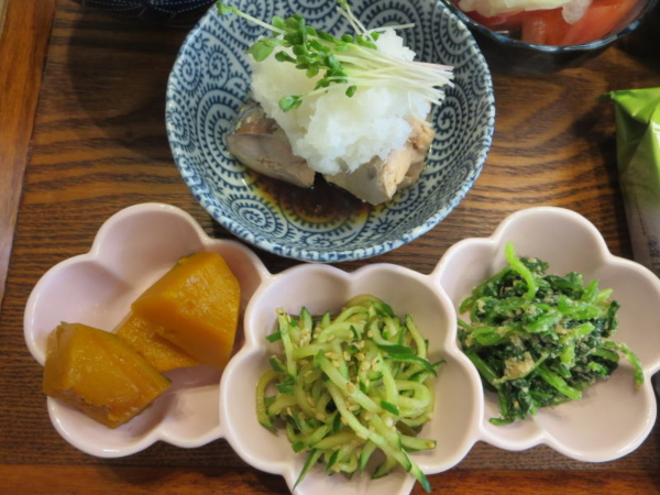 サバ缶おろし、かぼちゃ煮、きゅうりの塩昆布漬け、ごま和え