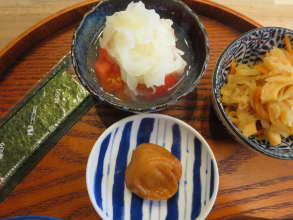 味のり、トマトの酢玉ねぎのせ、梅干、切干大根煮