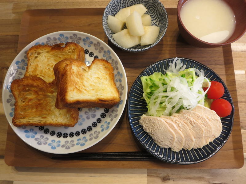 デニッシュパンとサラダチキンの献立