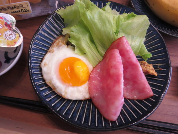 目玉焼きとシャウスライス