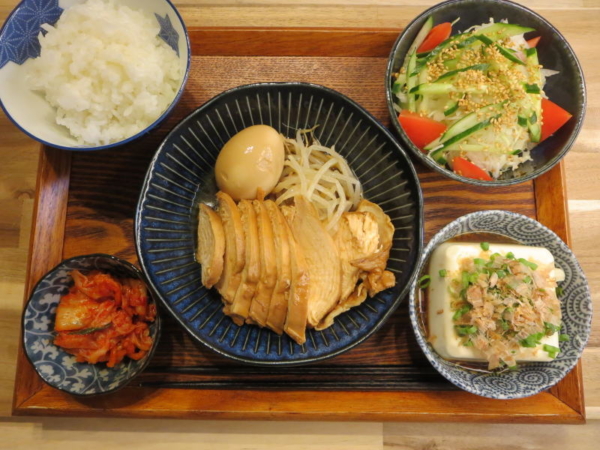 鶏むね肉のチャーシュー風と漬けたまごの献立