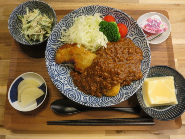 カツレツキーマカレーの献立