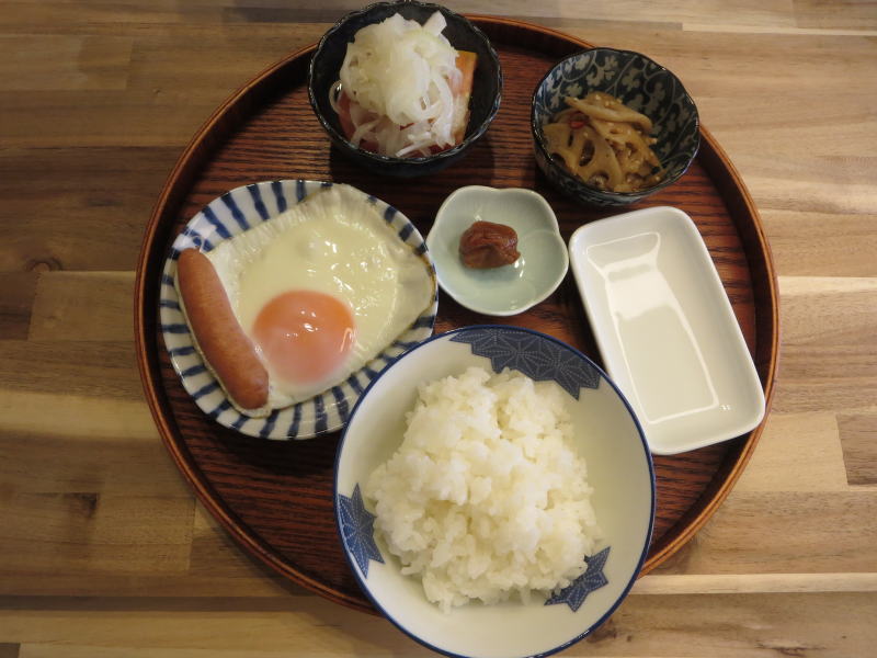 目玉焼きウインナー添えの献立