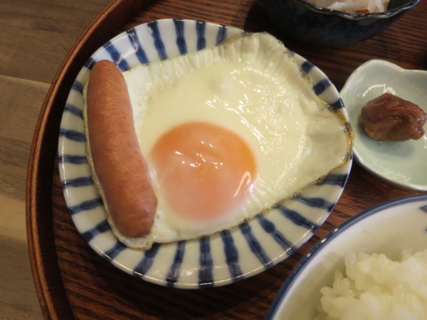 目玉焼きウインナー添え