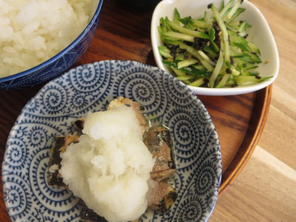 水煮いわし缶の大根おろしのせ、きゅうりのきざみ昆布和え