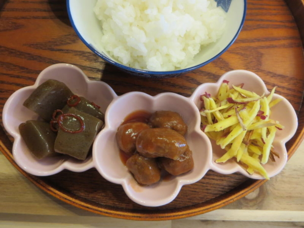 こんにゃくのピリ辛煮、ミートボール、焼き千切りさつまいも