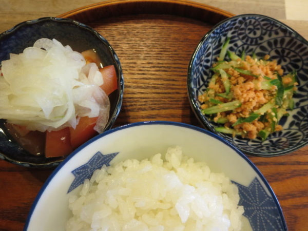 トマトの酢玉ねぎのせ、鮭フレークときゅうり和え