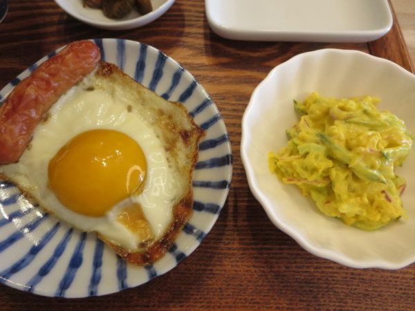 目玉焼きウインナー、かぼちゃサラダ