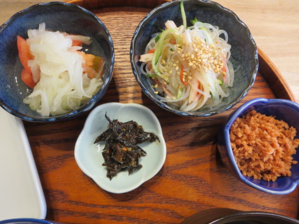 トマトの酢玉ねぎのせ、春雨サラダ、鮭フレーク、ひじきキムチ