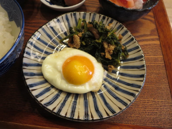 冷凍たまごで目玉焼き、大根葉と油揚げの炒め物