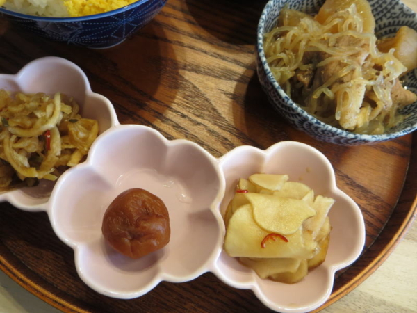 豚肉と大根の煮物、ハリハリ漬け、梅干、菊芋の甘酢醤油漬け