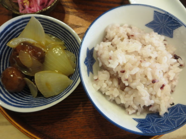 黒米入りごはん、甘酢肉団子